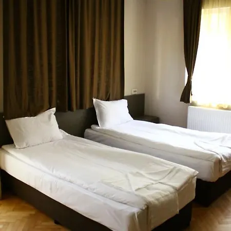 Gasthuis Guest House Central 3*